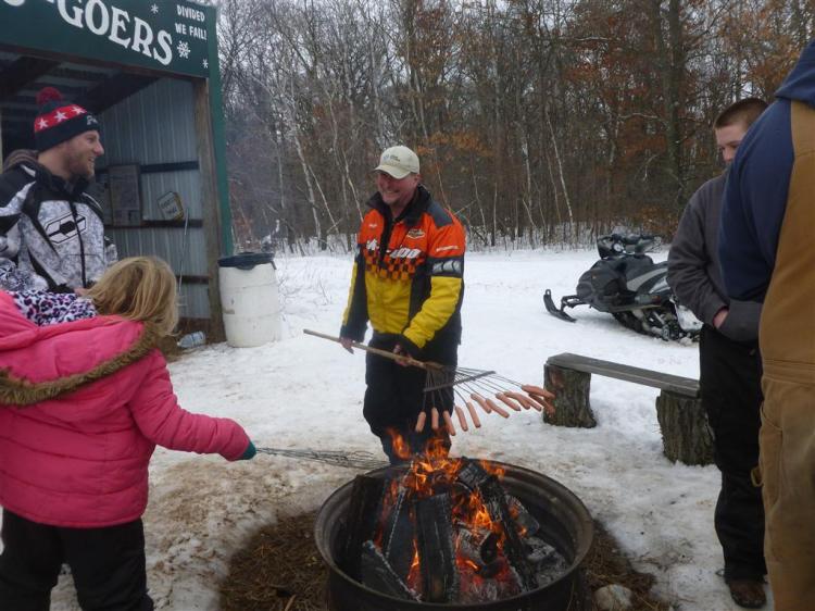 Family Day 2013 -- Serious wiennie roasting (Medium)